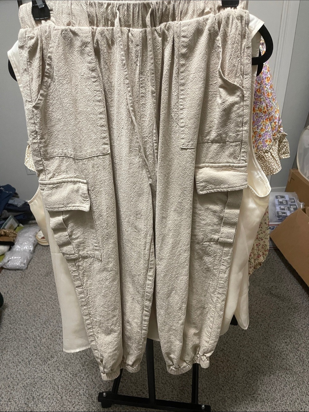 SHEIN petite M cargo pants. Nice light weight tan pants